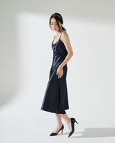 Robe midi en soie coupée en biais avec bretelles spaghetti et dos échancré pour des occasions élégantes